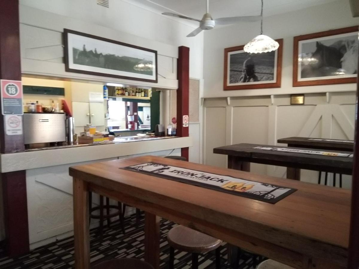 Royal Hotel Mandurama Bagian luar foto